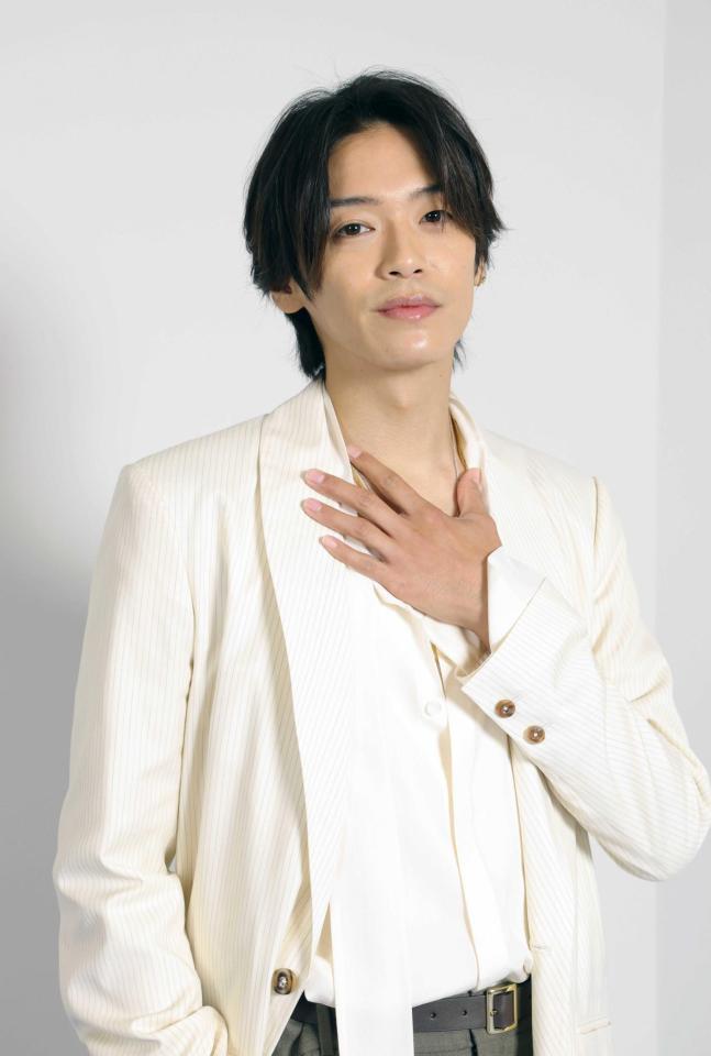 笑顔でポーズをとる高木雄也（撮影・西岡正）
