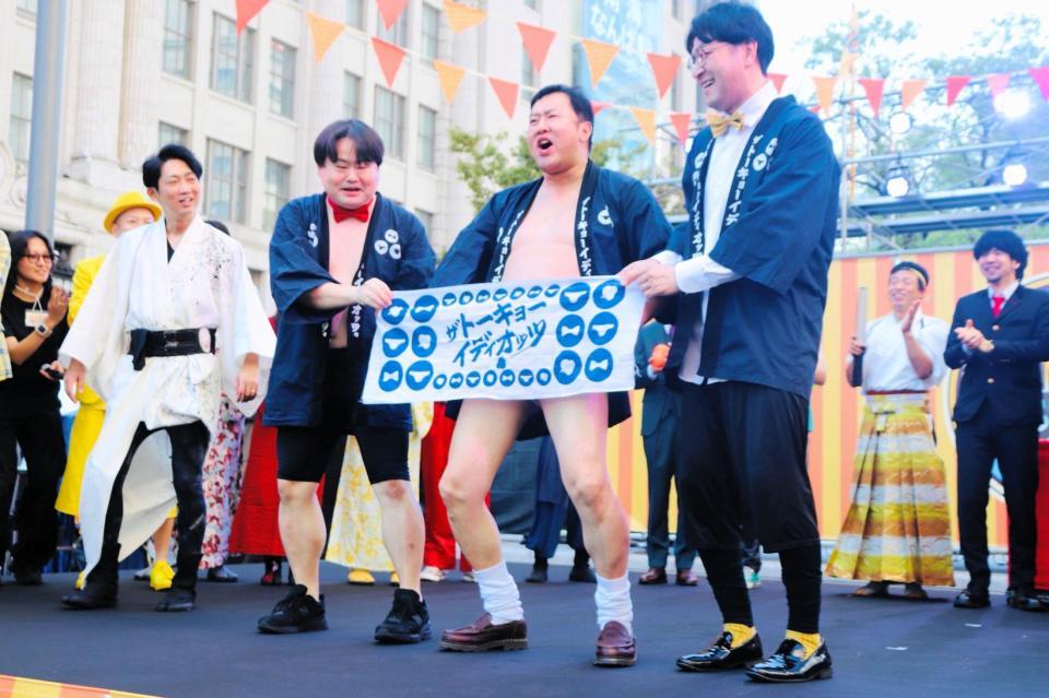 「ＯＳＡＫＡ　ＣＯＭＥＤＹ　ＦＥＳＴＩＶＡＬ２０２６」のオープニングセレモニーに登場したとにかく明るい安村（右から２人目）