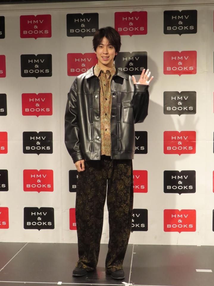 ２０２７年カレンダーの記念イベントを行った京典和玖