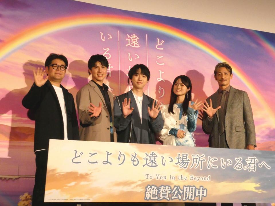 撮影に応じる（左から）和田純一監督、土屋神葉、石橋陽彩、永瀬アンナ、玉木宏