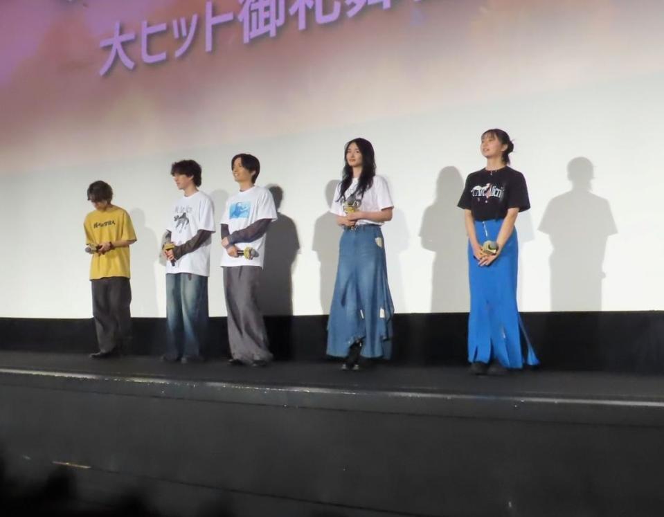 アニメ映画「我々は宇宙人」の舞台あいさつ（右から２人目が山﨑天）