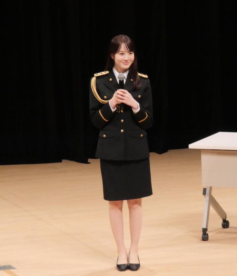 制服姿で登場した本田紗来
