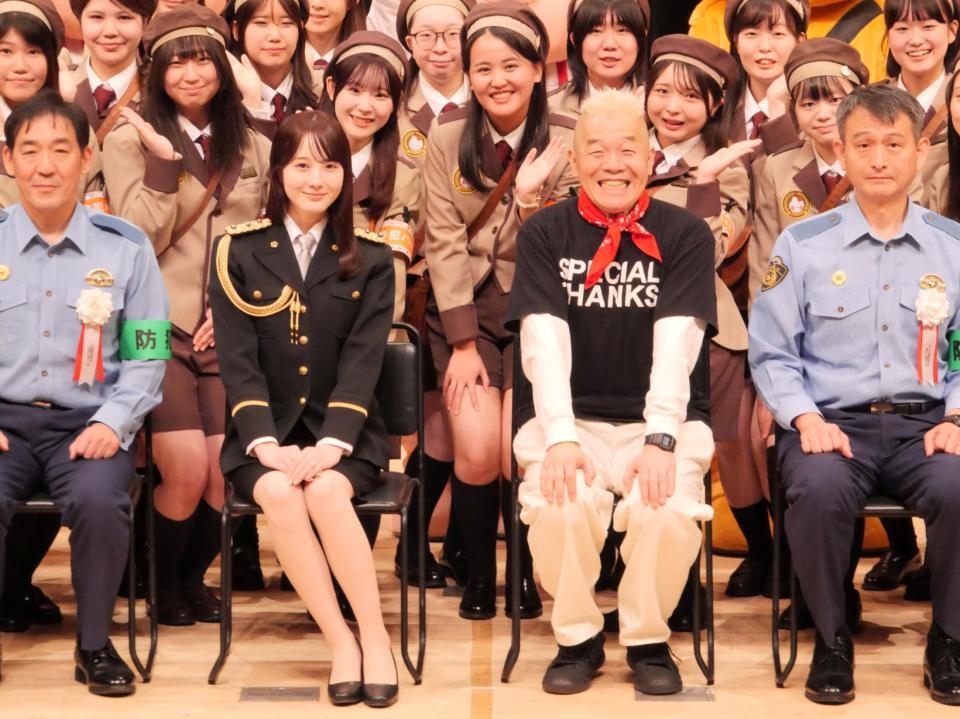 イベントに出席した本田紗来（中央左）とウド鈴木（同右）ら