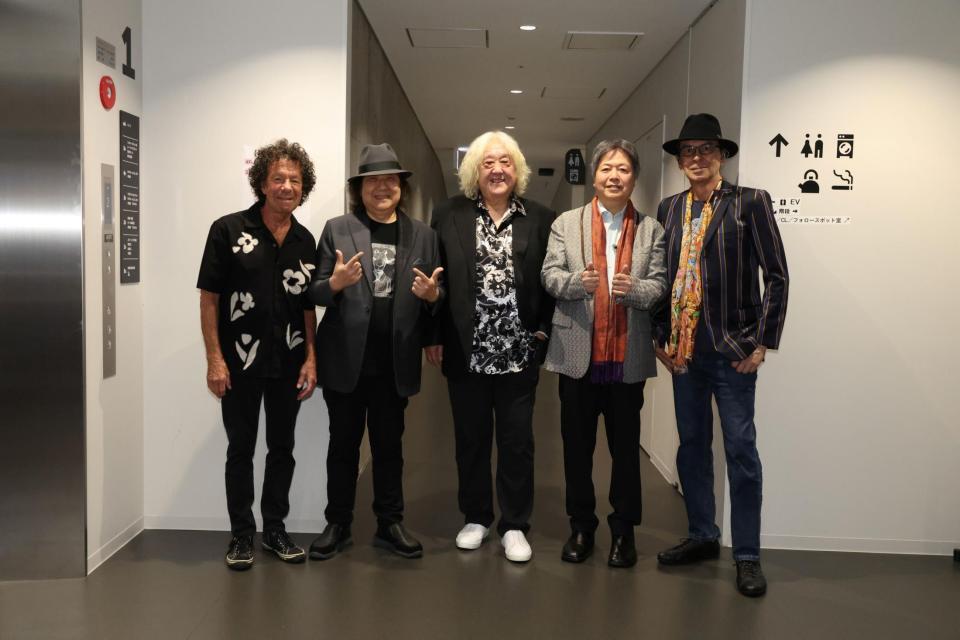 （左から）トミー・スナイダー、ミッキー吉野、吉澤洋治、タケカワユキヒデ、スティーヴ・フォックス