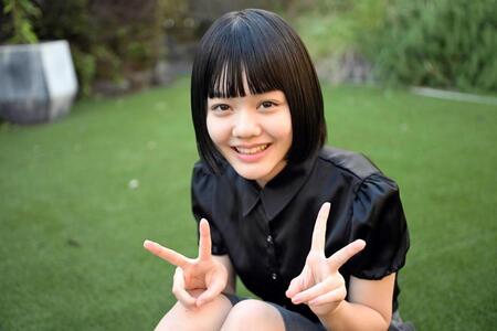 笑顔でポーズをとる小八重葵美（撮影・堀内翔）