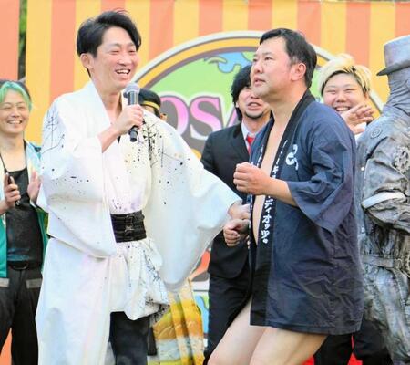 オープニングセレモニーに登場した（左から）石田明、とにかく明るい安村