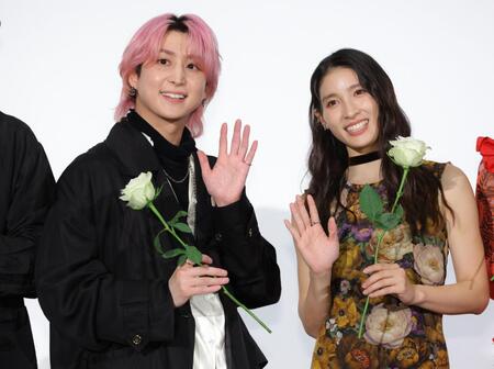 手を振る佐久間大介（左）と土屋太鳳（撮影・吉澤敬太）