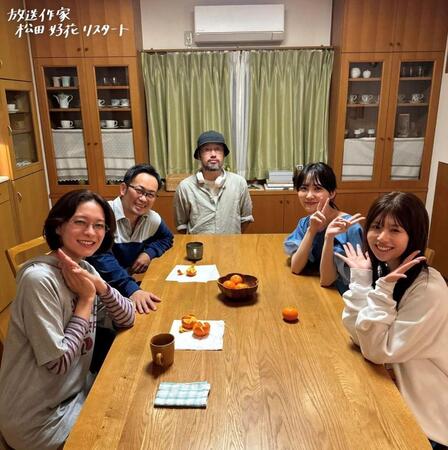 ドラマ脚本を初めて手がけた松田好花（右）＝©テレビ東京