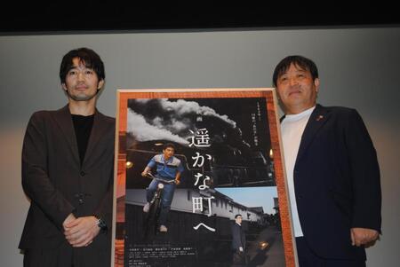 舞台あいさつに登場した大谷亮平（左）と錦織良成監督