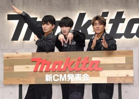ポーズを決めるＳｉｘＴＯＮＥＳ（左から）高地優吾　、ジェシー、森本慎太郎＝東京国際フォーラム（撮影・西岡正）