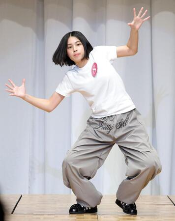 ダンスを披露する中島璃娃さん（撮影・西岡正）