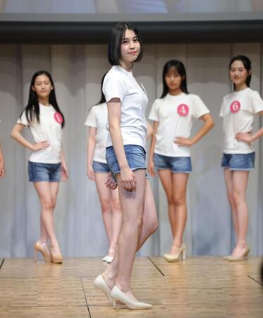 ウォーキングを披露する中島璃娃さん（撮影・西岡正）