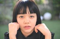 透明感のある表情を見せる小八重葵美（撮影・堀内翔）
