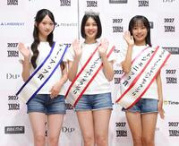 笑顔で手を振る（左から）ディー・アップ賞の池田愛生さん、グランプリの中島璃娃さん、準グランプリの山元柊菜さん（撮影・西岡正）