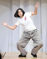 ダンスを披露する中島璃娃さん（撮影・西岡正）