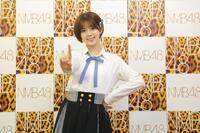 １位のポーズで笑顔を見せるＮＭＢ４８の坂下真心