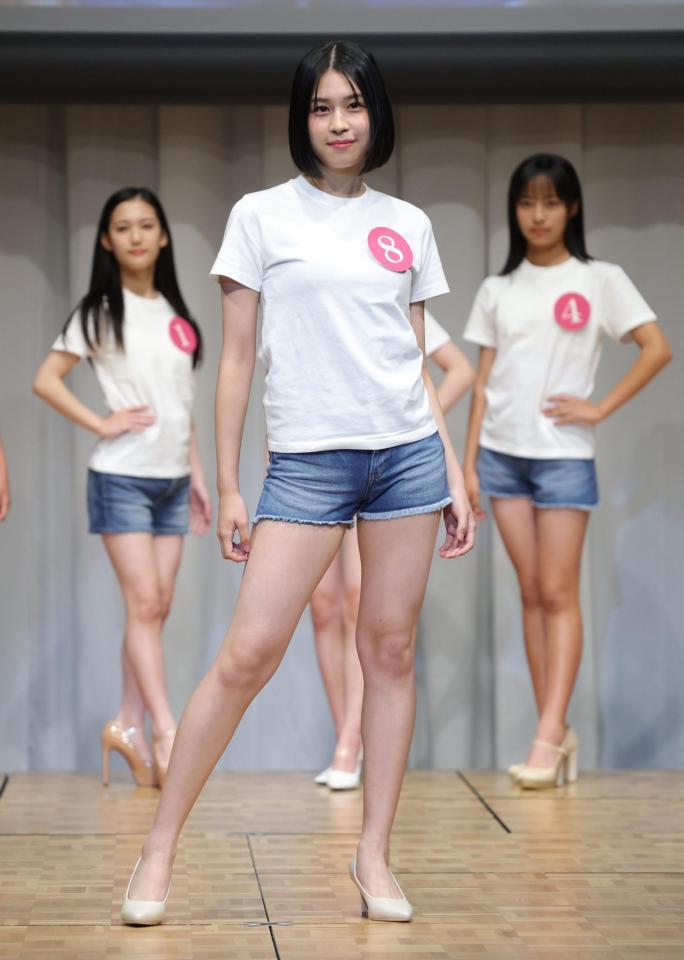 ウォーキングを披露する中島璃娃さん（撮影・西岡正）