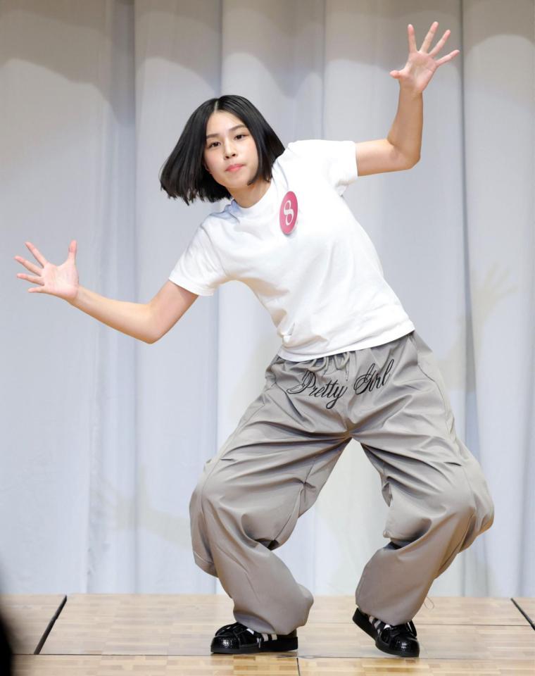 ダンスを披露する中島璃娃さん（撮影・西岡正）