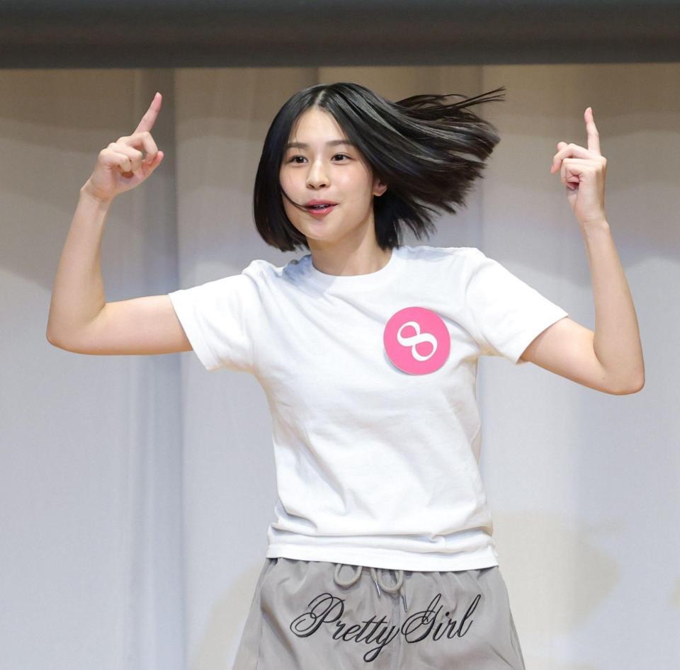 ダンスを披露する中島璃娃さん（撮影・西岡正）