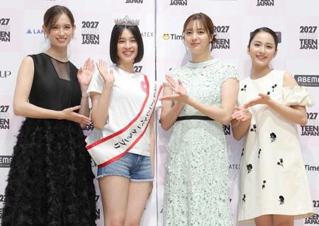トラウデン直美（左）、（右から）平祐奈、新川優愛に祝福される中島璃娃さん（撮影・西岡正）