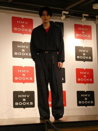 撮影に応じる鈴鹿央士