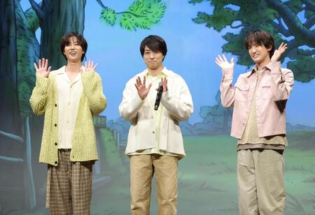 エンディングで手を振る（左から）阿部亮平、櫻井翔、川島如恵留（撮影・西岡正）