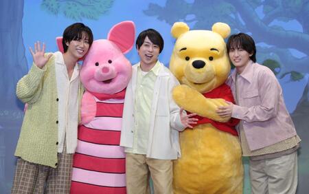 笑顔で手を振る（左から）阿部亮平、ピグレット、櫻井翔、プー、川島如恵留（撮影・西岡正）