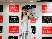 お気に入りカットを見せる永岡ゆきね