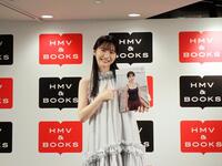 １ｓｔ写真集を指す永岡ゆきね