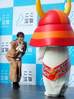 ひこにゃん（右）に話しかける武元唯衣