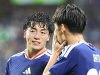 ベネズエラ戦の前半、言葉を交わす相馬勇紀（左）＝９月２８日