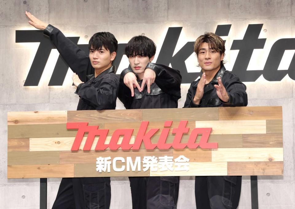 ポーズを決める（左から）高地優吾、ジェシー、森本慎太郎（撮影・西岡正）