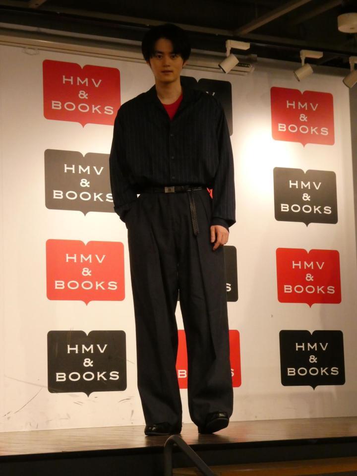 撮影に応じる鈴鹿央士