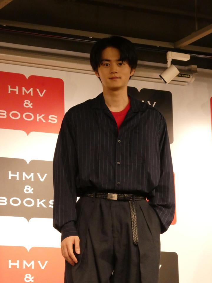 撮影に応じる鈴鹿央士