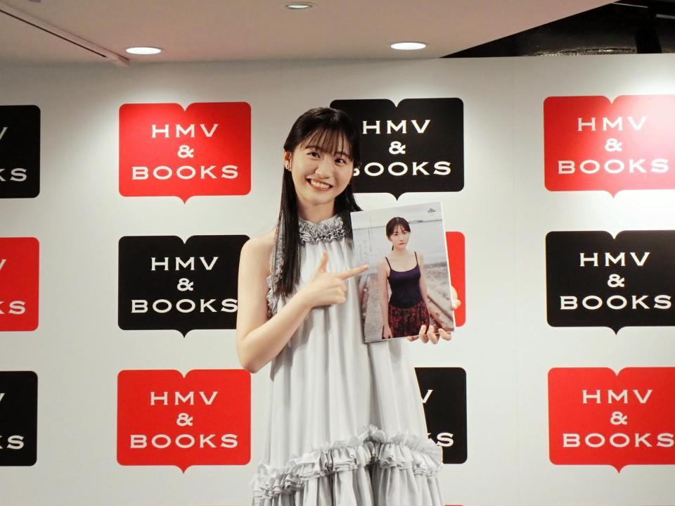 １ｓｔ写真集を指す永岡ゆきね