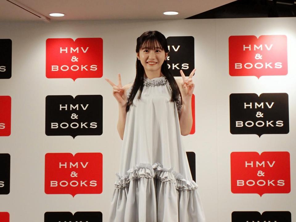 １ｓｔ写真集の発売記念会見でダブルピースの永岡ゆきね