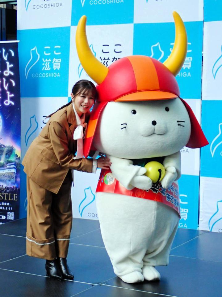 ひこにゃん（右）と武元唯衣