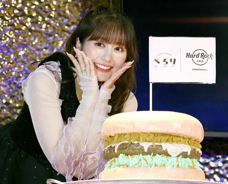 ハンバーガーの形をしたケーキを前に笑顔の佐々木彩夏（撮影・佐々木彰尚）　