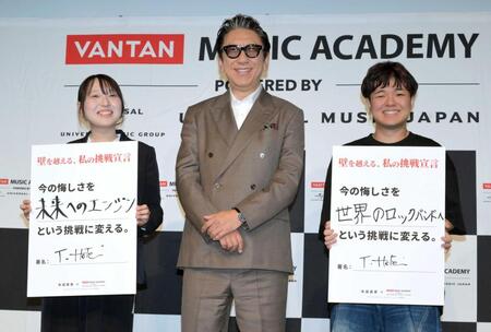 生徒と笑顔を見せる布袋寅泰（中央）＝撮影・金居みつよし　