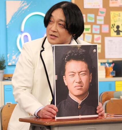 学生時代の写真を見せる永野