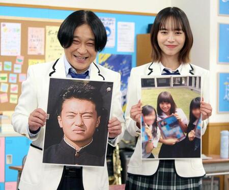自身の学生時代の写真を披露する井桁弘恵（右）と永野　