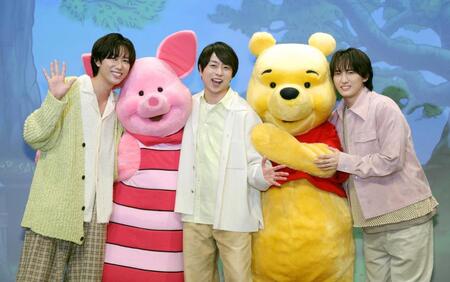 原作デビュー１００周年記念イベントに出席した（左から）阿部亮平、ピグレット、櫻井翔、プー、川島如恵留（撮影・西岡正）　