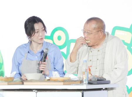 新商品のさまざまな使い方を体験する野々村友紀子（左）と笑福亭鶴瓶