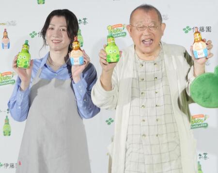 イベントに出席した野々村友紀子（左）と笑福亭鶴瓶＝東京・ベクトルスタジオ 