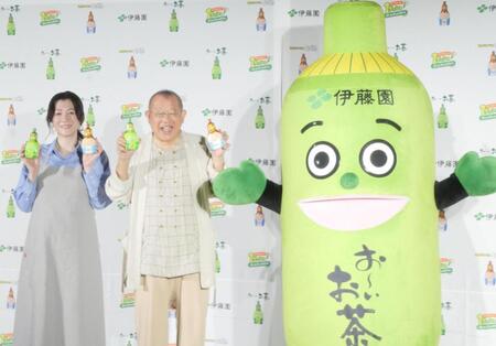 野々村友紀子、笑福亭鶴瓶、お～いお茶くん＝東京・ベクトルスタジオ