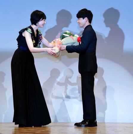 【エランドール新人賞☆ＴＶガイド賞】を受賞し、新垣結衣から花束を受け取る星野源＝２０１７年