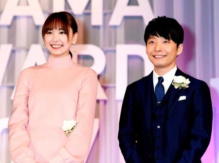 ２０１７年１０月、東京ドラマアウォードで「逃げるは恥だが役に立つ」が連続ドラマ部門グランプリに選ばれ、笑顔の星野源さん（右）と新垣結衣さん