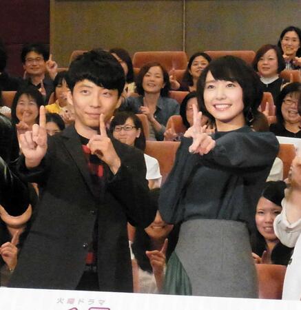 ポーズをする（左から）星野源、新垣結衣