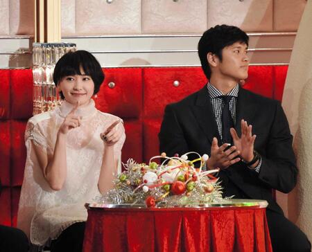 ステージの星野源に合わせて恋ダンスをする新垣結衣（中央）。右は大谷翔平＝２０１６年