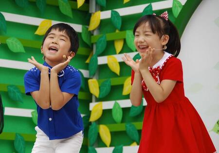 キュートなマルモリダンスを披露した芦田愛菜と鈴木福＝２０１１年７月